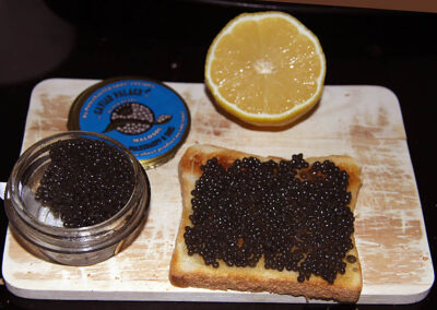 Kaviar auf Toast mit Zitrone