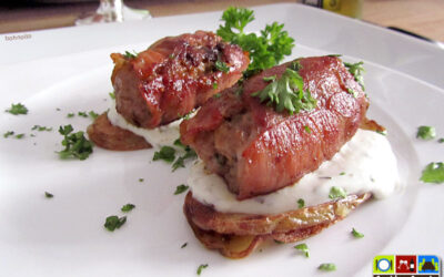 Hack-Schinkenröllchen auf gerösteter Kartoffelscheibe mit Sour Creme