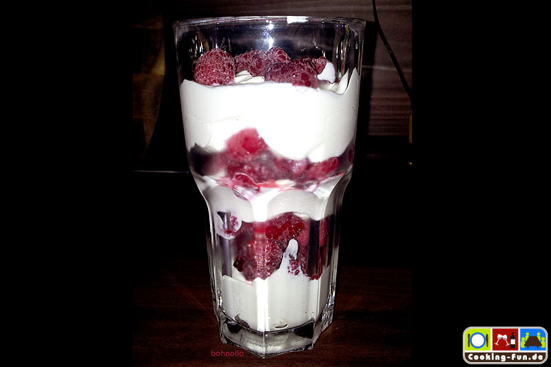 Mascarpone-Sahne-Creme mit Himbeeren