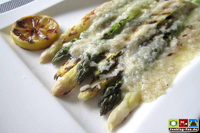 Gegrillter Spargel mit Parmesan