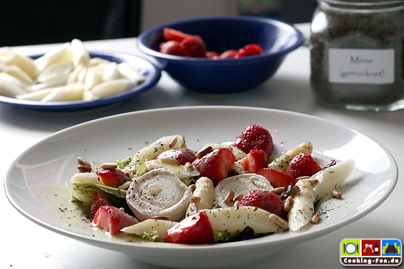 Salat mit Spargel, Erdbeeren und Ziegenkäse