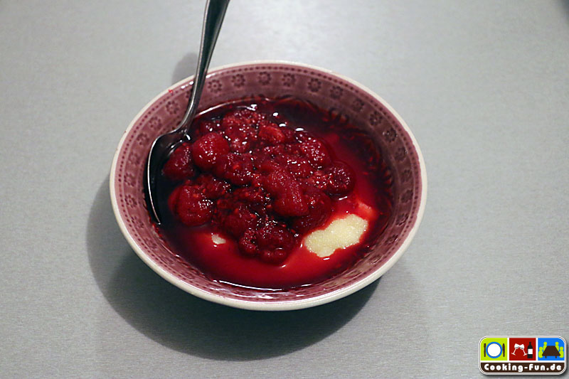 Grießbrei mit Himbeeren