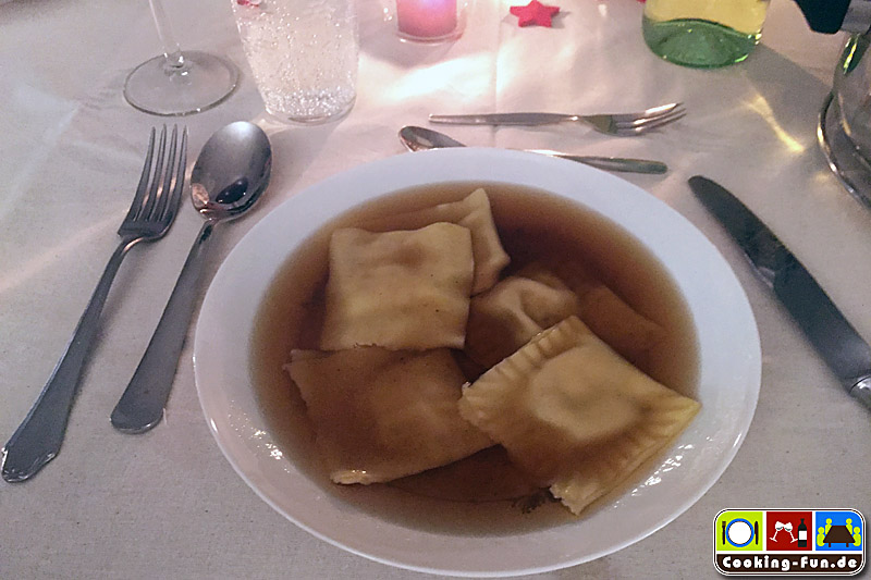 Walnuss-Ravioli in Steinpilzsuppe