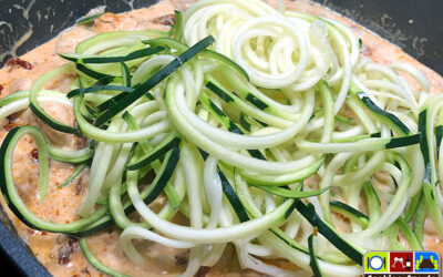 Zoodeln: Zucchini-Spaghetti mit Hähnchen (Low-Carb)