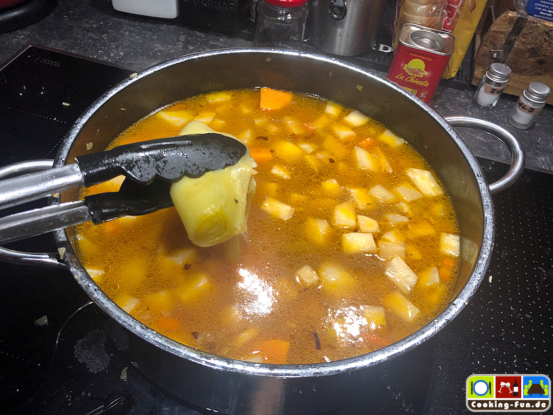Topinambur-Sellerie-Suppe mit Thymian-Karamell-Maronen - Cooking-Fun